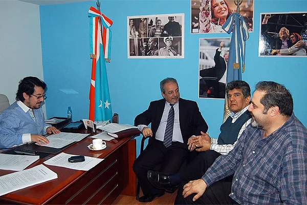 Héctor Garay, durante la reunión con funcionarios municipales.