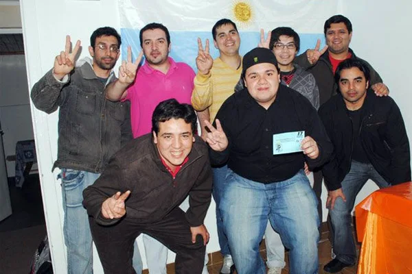 Los representantes de diversas agrupaciones, se preparan para el acto del Día de la Lealtad.