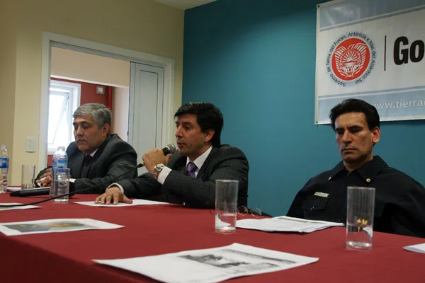 Habla Daniel Facio. Lo secundan Nelson Moreira (izquierda) y Ceferino Alegre (derecha).