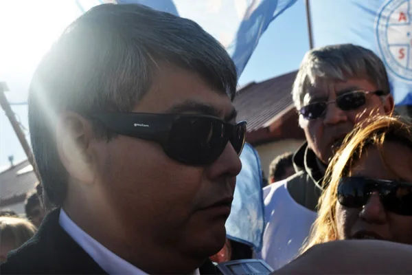 Andrés Arias, al momento de ser increpado por trabajadores del Hospital Regional Río Grande.