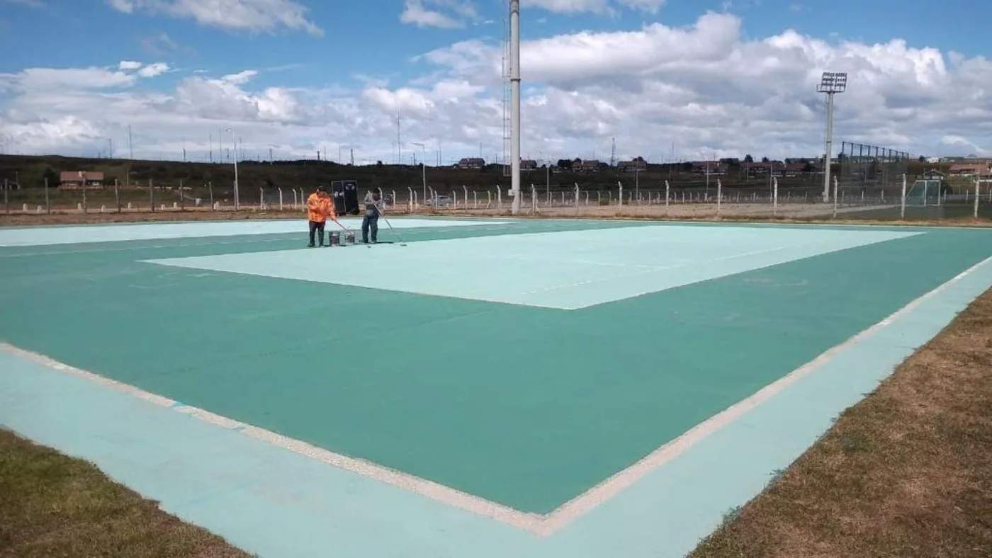 Trabajos de renovación en las canchas de tenis municipal de Ushuaia