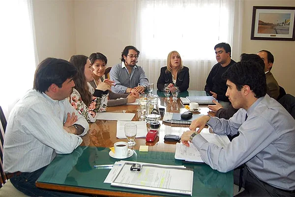 Los ediles y funcionarios municipales, durantela reunión en el despacho de presidencia.