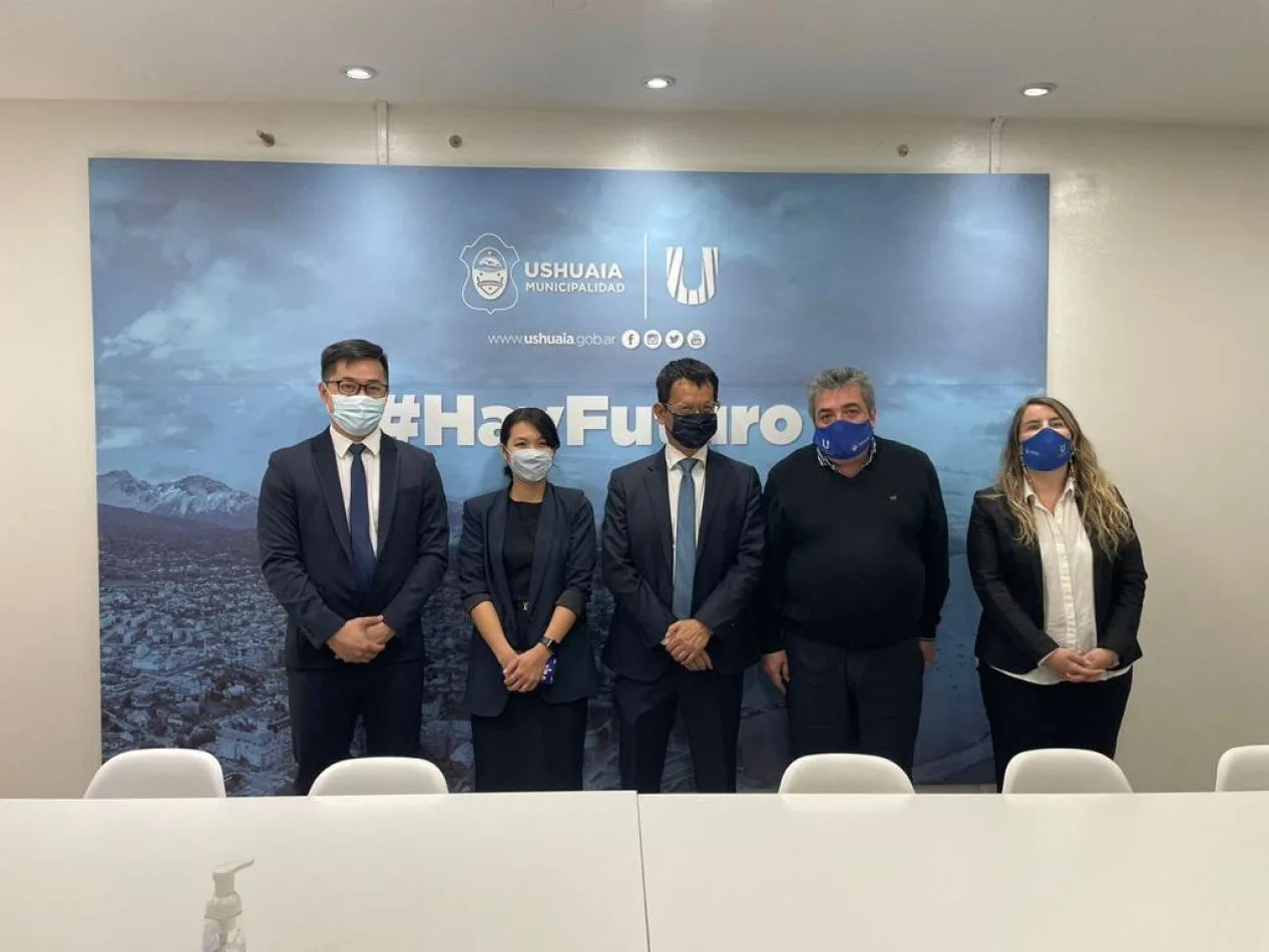 En la sala de reuniones de la Intendencia de la Municipalidad de Ushuaia fue recibido el embajador de la República Socialista de Vietnam, Thanh Duong