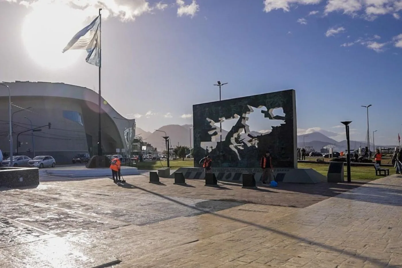 Municipio de Ushuaia trabaja en el embellecimiento de la Plaza Islas Malvinas