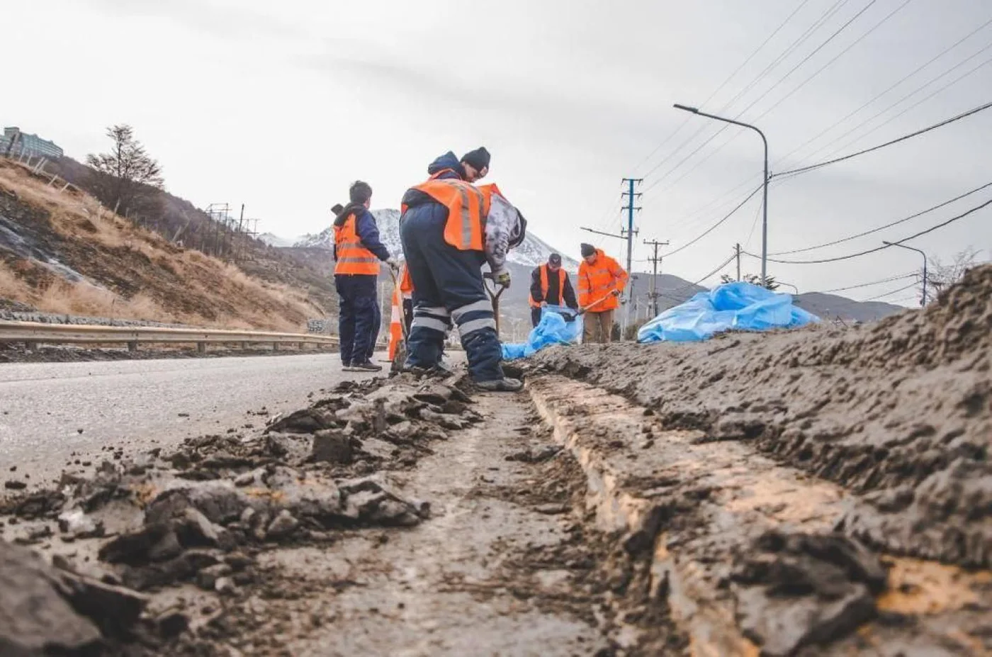 Personal de la municipalidad de Ushuaia realiza limpieza de rotondas.