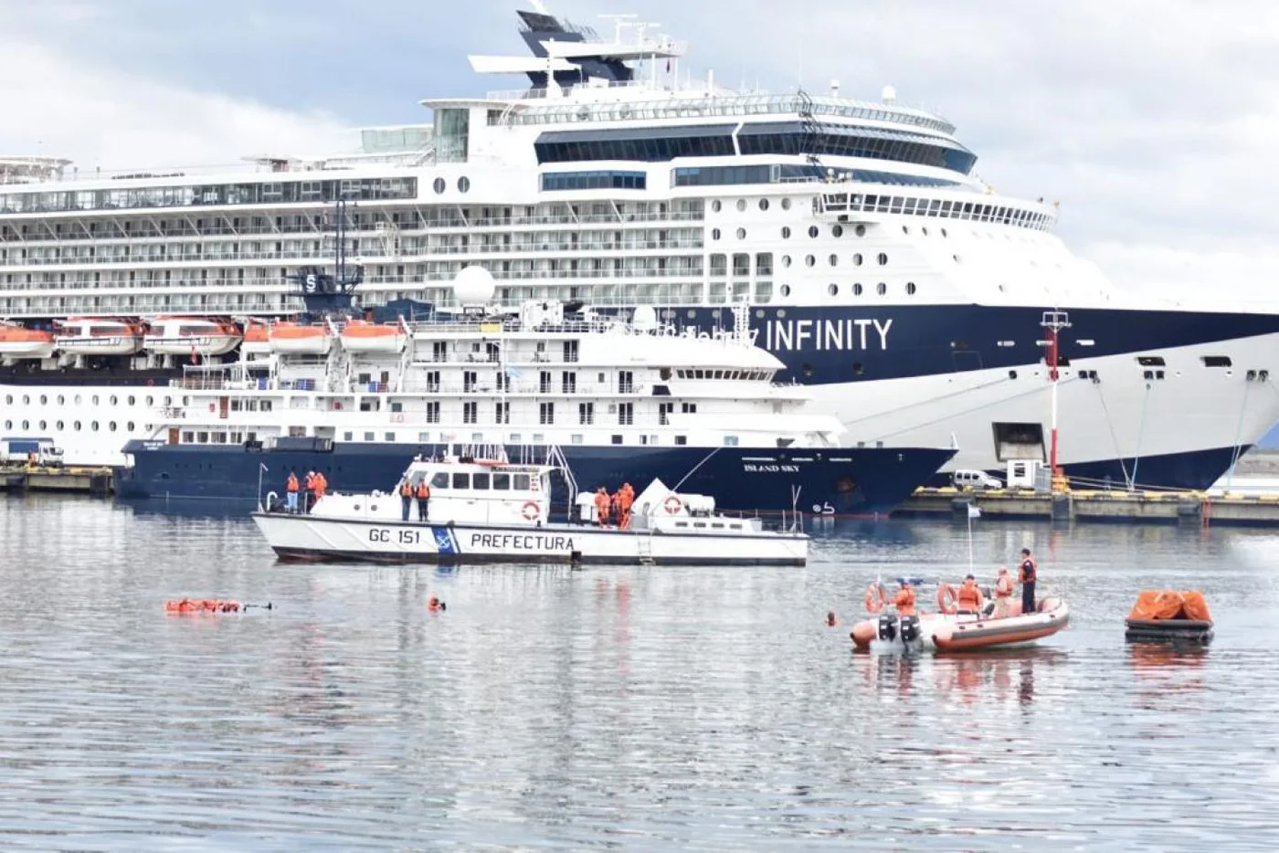 Prefectura realiza simulacro en aguas de la Bahía Ushuaia.