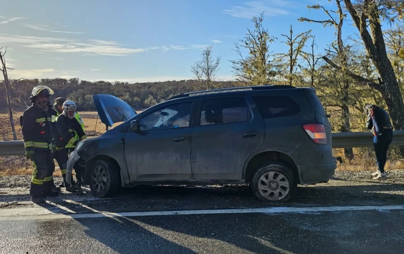 Bomberos asisten en el lugar del accidente.