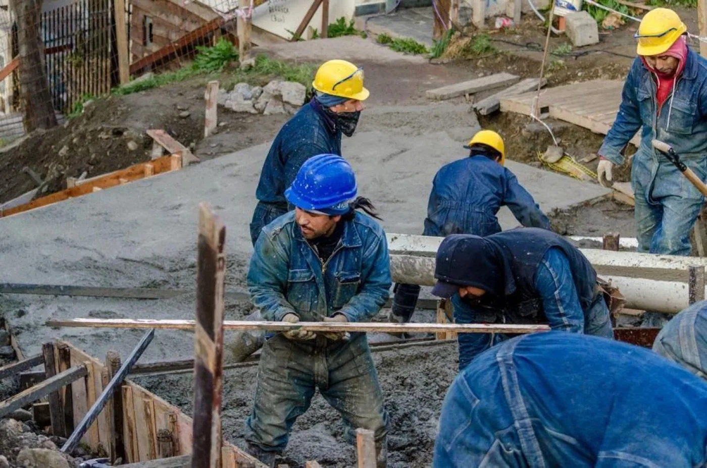 Trabajadores municipales en plena ejecución de obras.