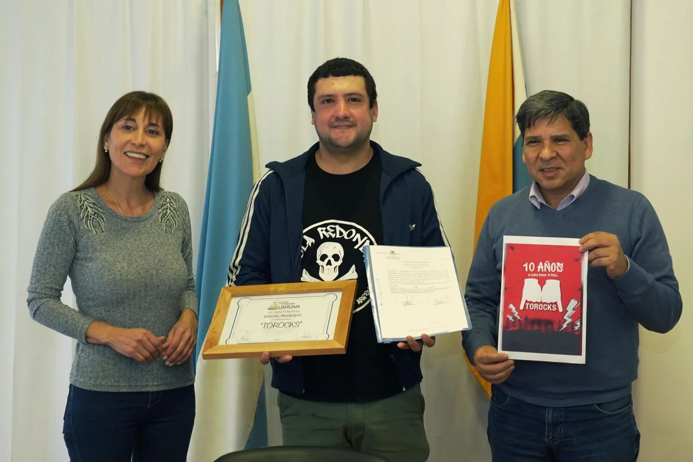 Pino entregó distinción por el décimo aniversario de la banda de rock local “Torocks”