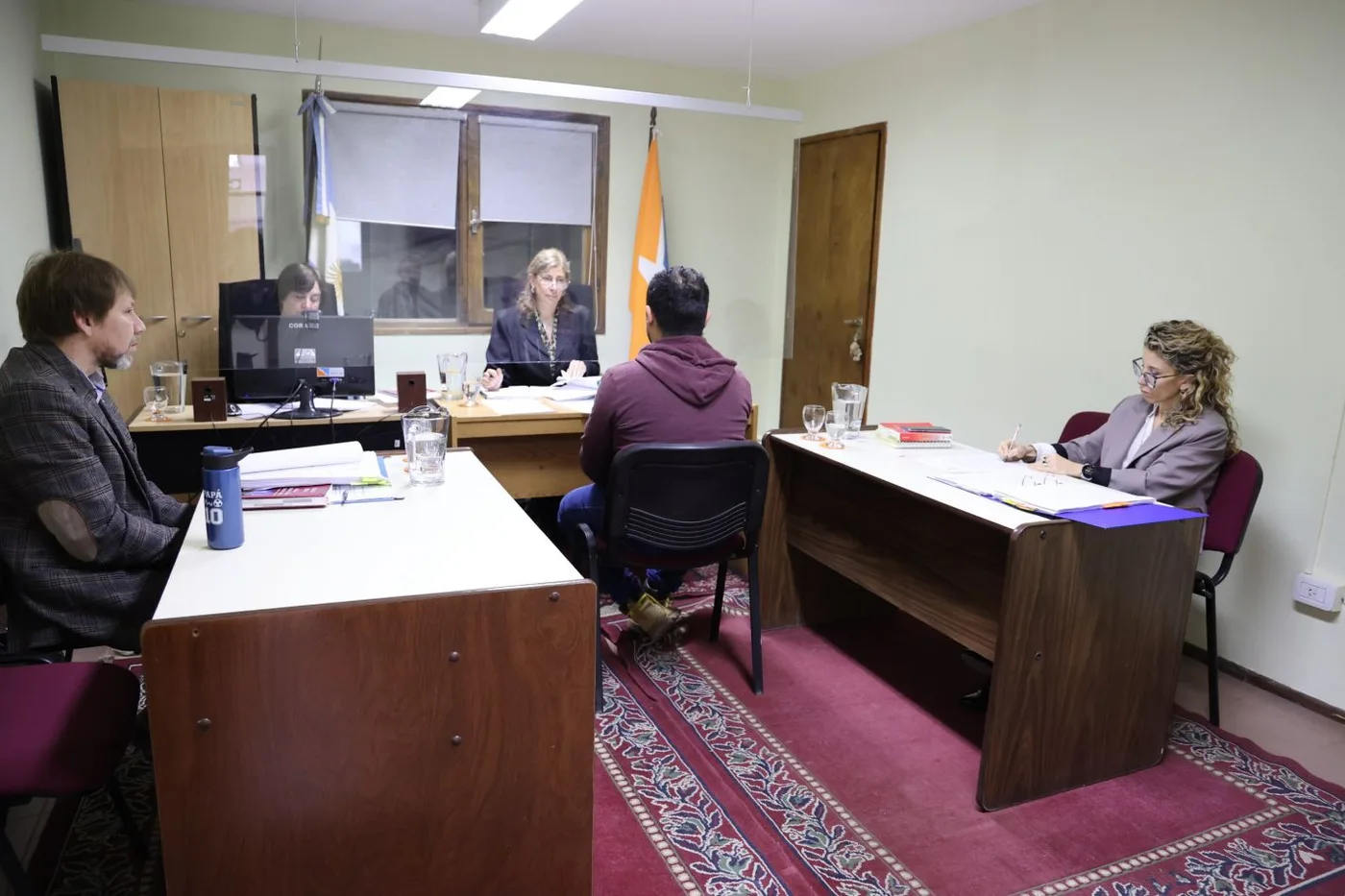 Absuelven a un hombre de los delitos de daños y amenazas .