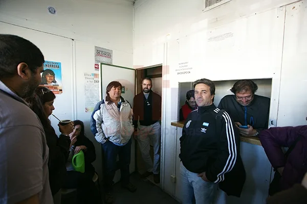 Catena y López Auil junto a los docentes, antes del inicio de las paritarias. 