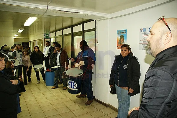 Córdoba habla ante los manifestantes de ATE en el Ministerio de Trabajo.