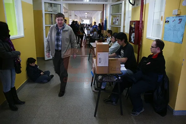 Gustavo Melella al momento de dirigirse a votar.