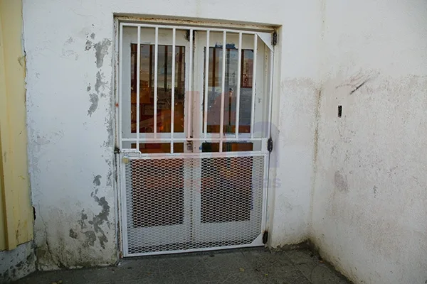 La nueva puerta impidió el ingreso al edificio público.