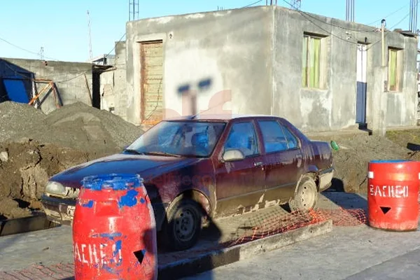 El vehículo quedó estacionado sobre el asfalto sin fraguar.