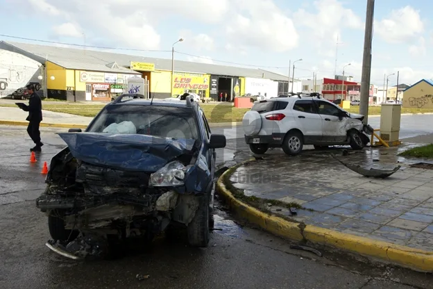 Las dos camionetas evidencias la violencia del impacto.