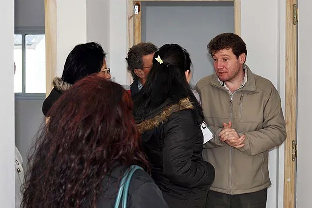 Gustavo Melella al momento de dialogar con los vecinos.