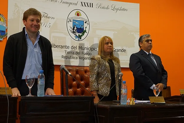 Gustavo Melella, Miriam Boyadjian y Alejandro Deanes, previo a los discursos.
