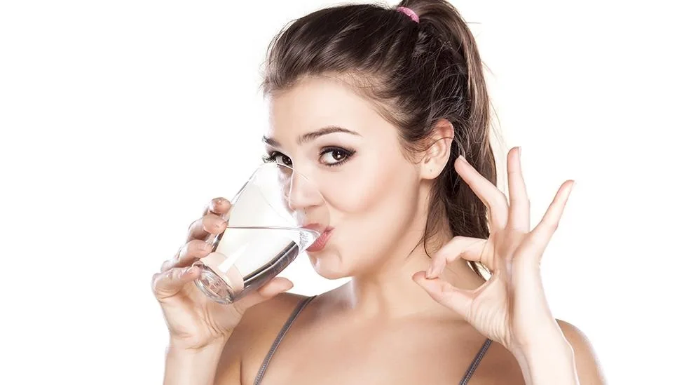 Tomar agua mejora tu humor