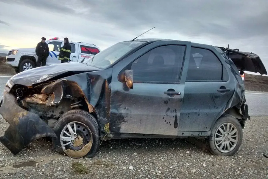 Una pinchadura de una cubierta generó un vuelco en la ruta 3