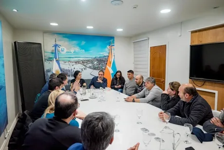 La secretaria de Gobierno de la Municipalidad de Ushuaia, Yesica Garay, se reunió con representantes del sector de taxis y remises.