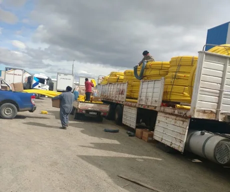 Camión cargado con materiales para ejecutar la obra de gas en barrios de la margen sur anunciada recientemente por la Secretaría de Obras y Servicios