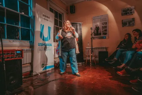 Municipalidad de Ushuaia realizó este sábado una nueva jornada del ciclo de Stand Up “Entre Risas” .
