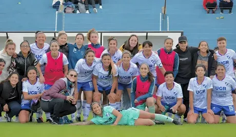 El plantel completo de fútbol femenino del club Argentino de Rosario.