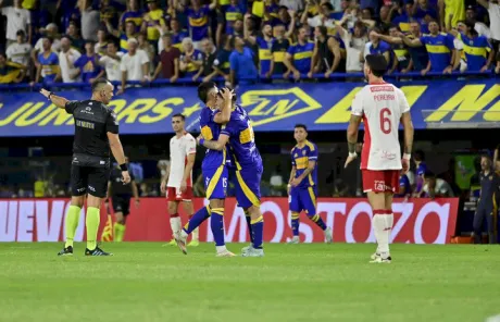 Boca le ganó 2-1 a Huracán por la tercera fecha del Torneo Apertura de la Liga Profesional siendo el primer triunfo del certamen .