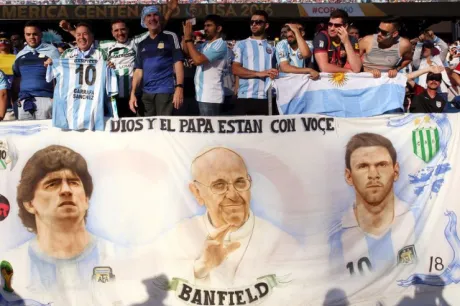 En señal de duelo, la Asociación del Fútbol Argentino reprogramó los encuentros previstos para hoy, incluyendo partidos de la Liga Profesional, Primera Nacional, Primera B y Primera C, para mañana martes.