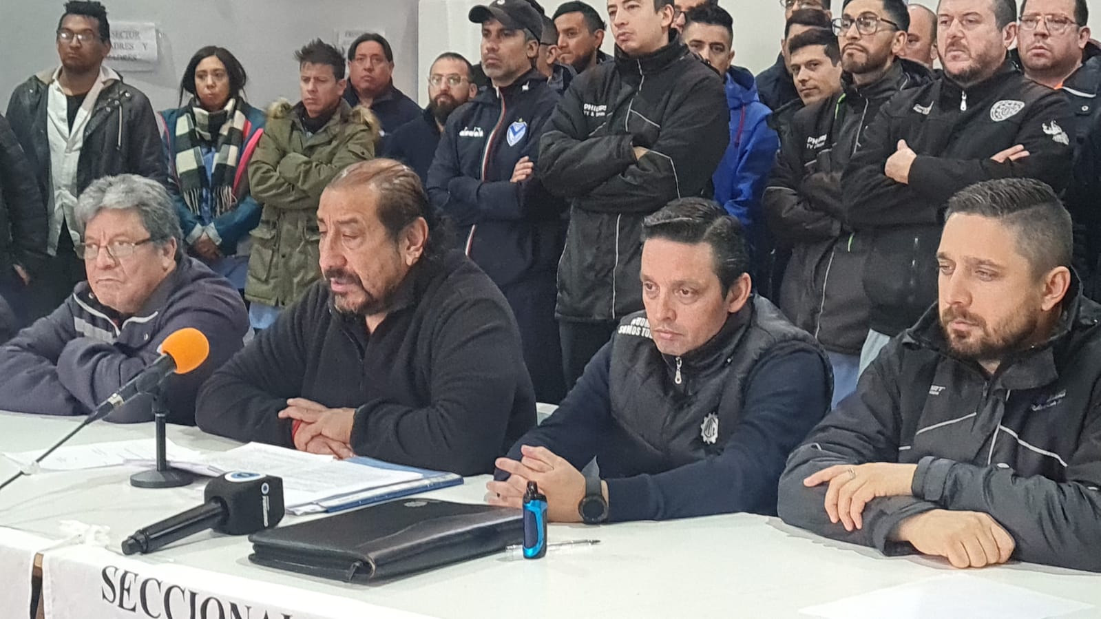El secretario General de la UOM riograndense, Oscar Martínez, brindó una conferencia de prensa donde adelantó el paro de este viernes a la tarde en rechazo del DNU y la Ley Bases.