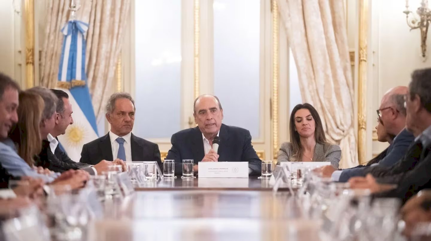 La negociación la encabezaron el ministro del Interior, Guillermo Francos, y el secretario de Turismo, Daniel Scioli.