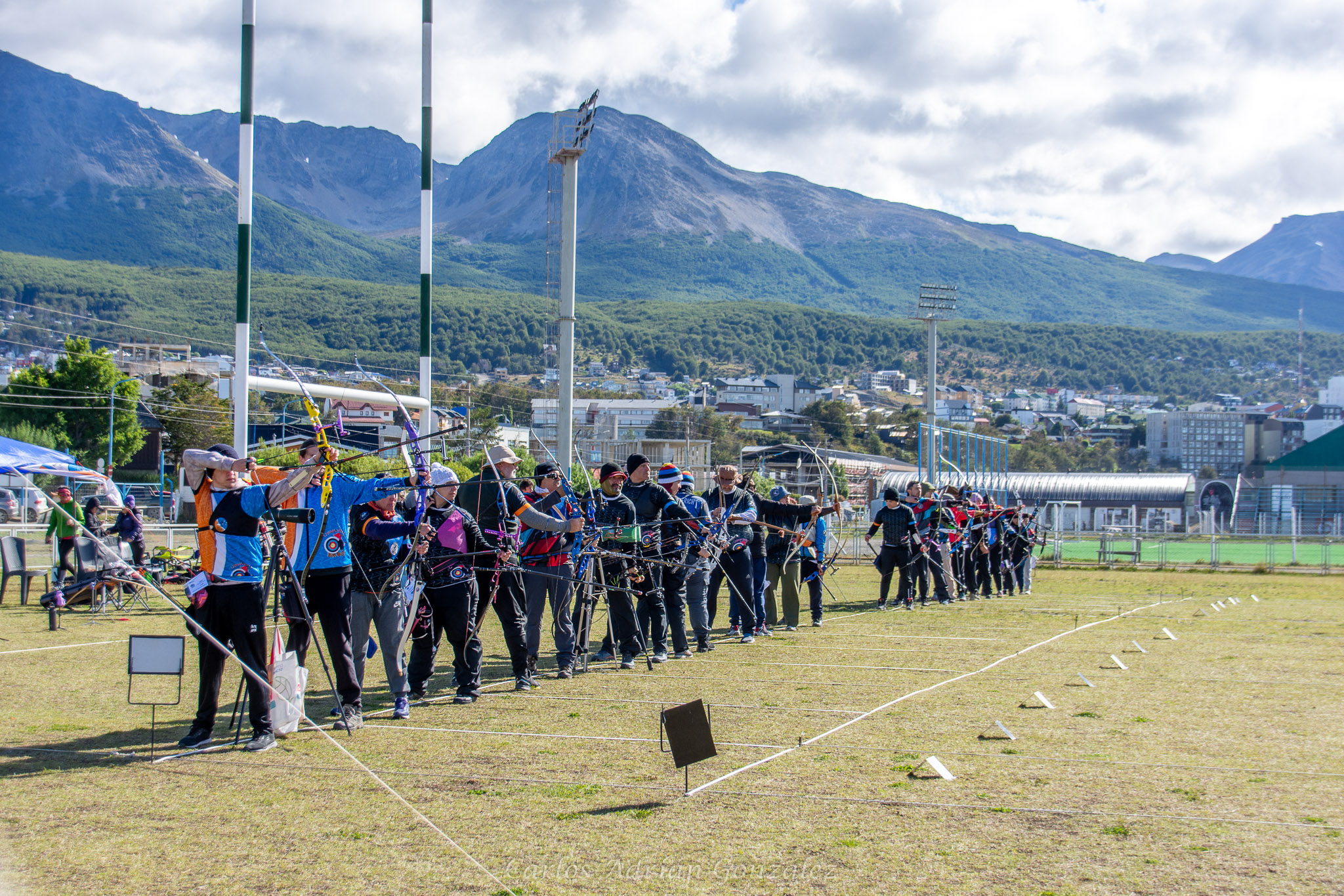 La Escuela Uyana Jacu marcó un hito en el mundo del Tiro con Arco al organizar el primer torneo de la zona patagónica y el segundo a nivel nacional, según el calendario oficial de competiciones en modalidad al aire libre de 2024.
