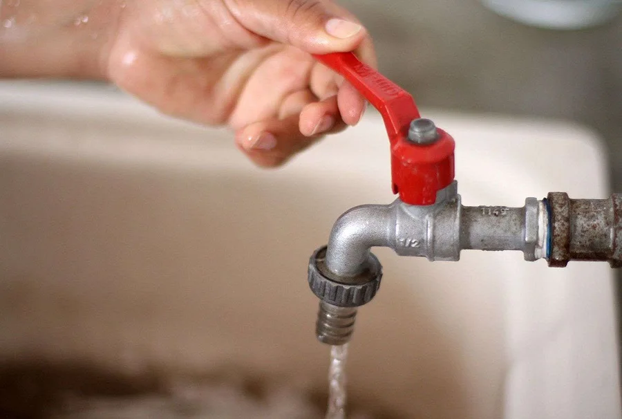 Obras Sanitarias anunció un corte de agua para este jueves 
