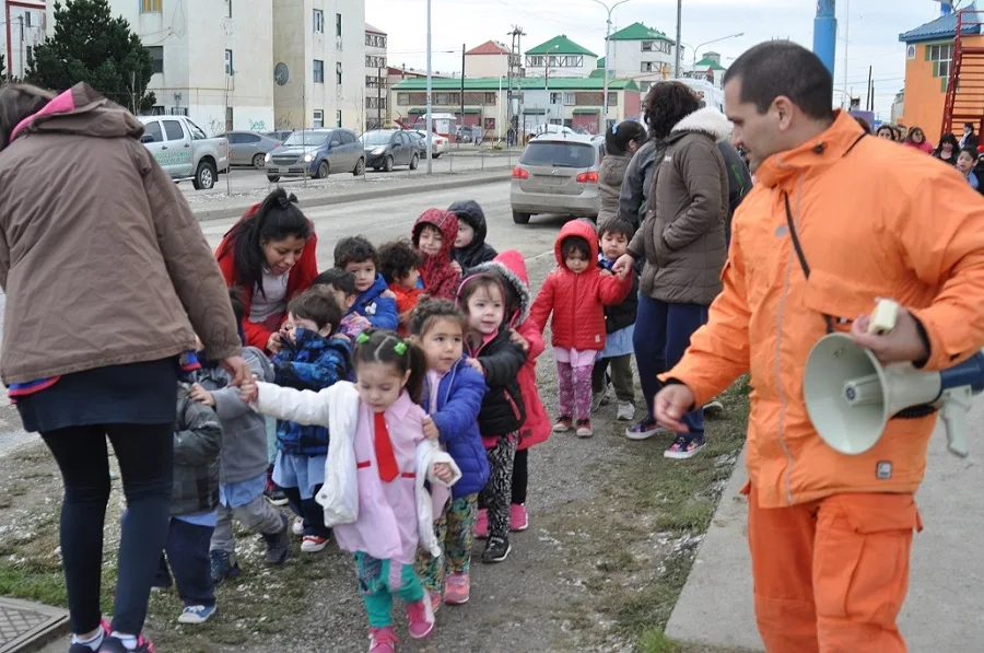 Defensa Civil participó de simulacro de evacuación en Jardines de Infantes