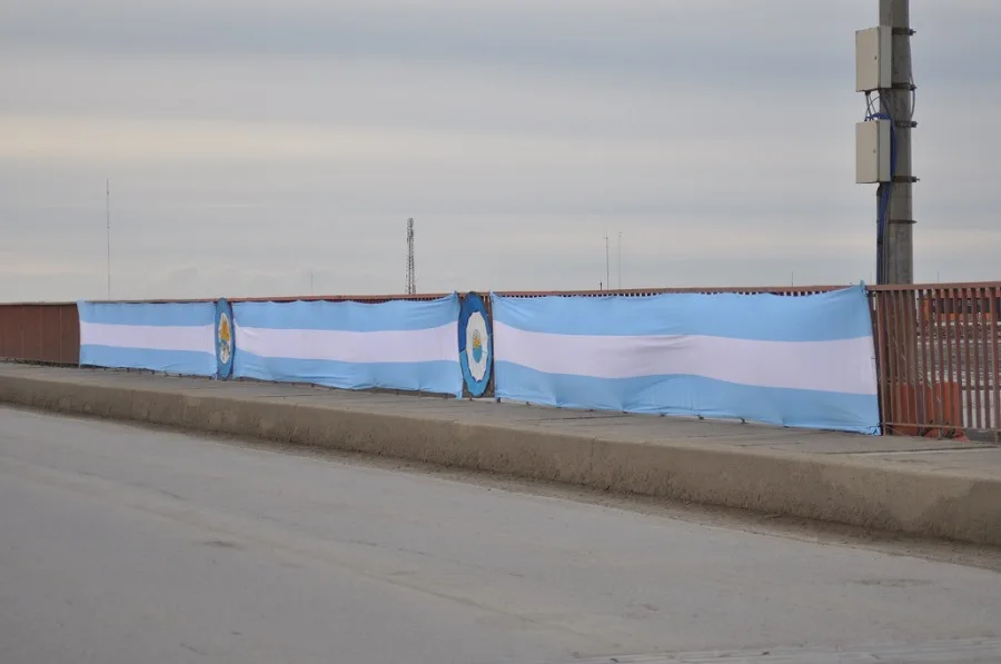 El Municipio de Río Grande embanderó el Puente General Mosconi