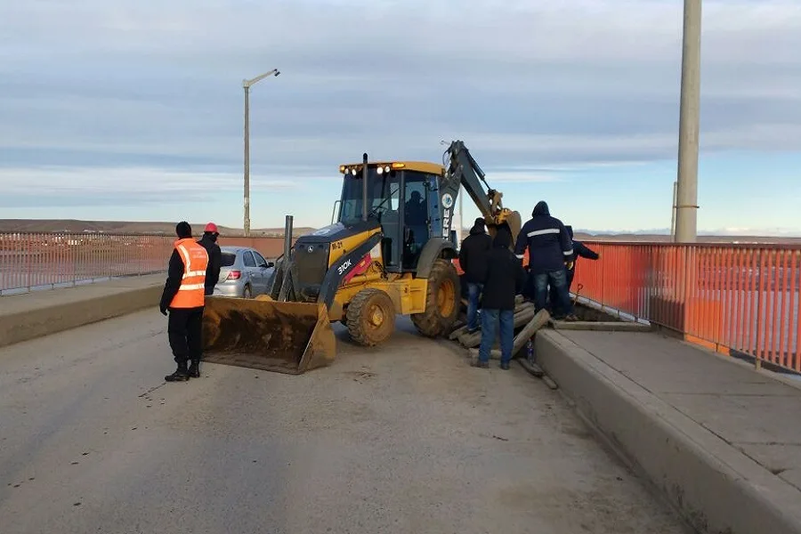 Obras Sanitarias repara un acueducto sobre el puente General Mosconi