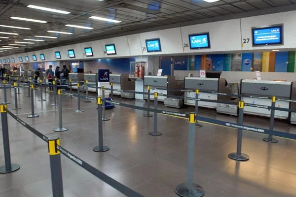 El aeroparque Jorge Newbery, vacío ante la cancelación de vuelos.