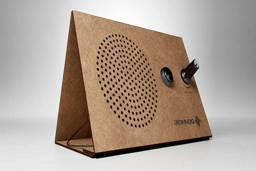 Radio de cartón que funciona con energía solar