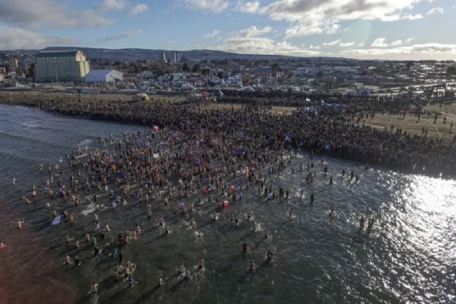 Dos mil valientes se lanzaron a las heladas aguas del Estrecho de Magallanes en tradicional “Chapuzón”