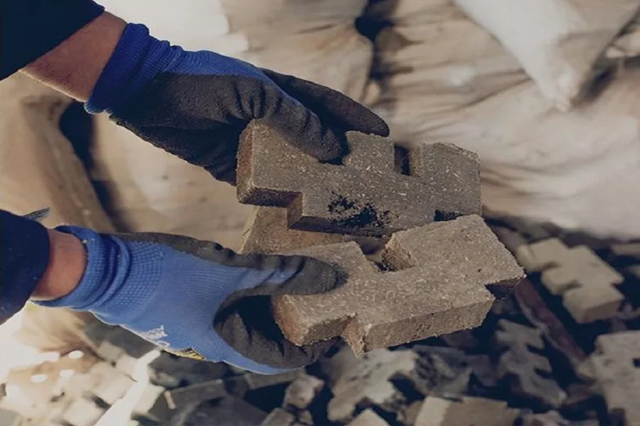 Un colombiano construye casas de ladrillos tipo 'Lego' 