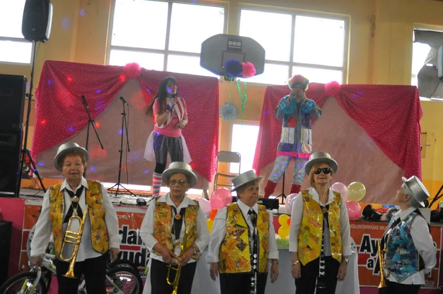 Multitudinaria kermesse solidaria en el colegio Antártida Argentina
