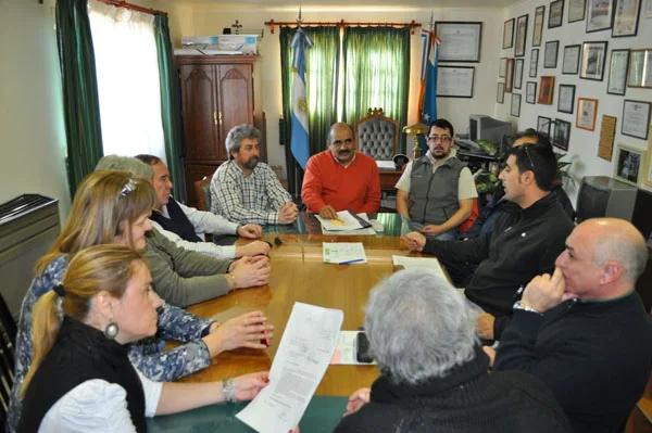 Ediles y vecinos del barrio Los Alamos, durante la reunión en el Concejo Deliberante.