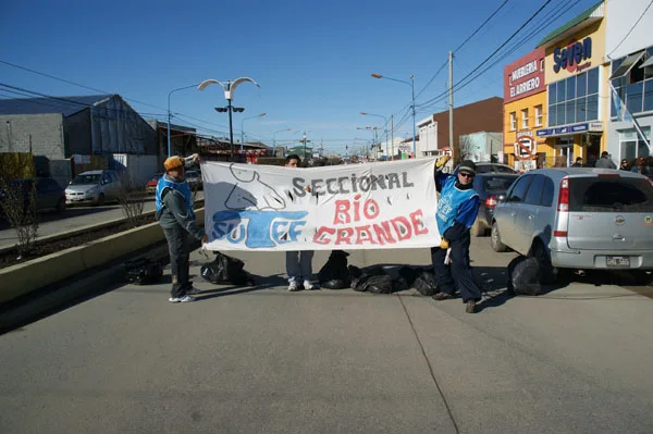 La protesta incluyó el corte de la avenida Perito Moreno.