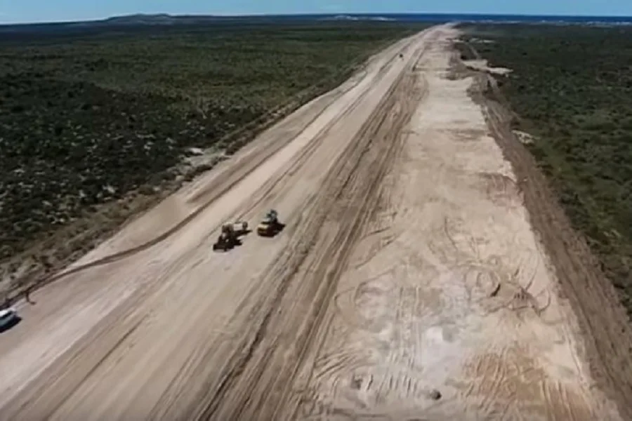 Pavimento para la ruta que une Sierra Grande con Playas Doradas