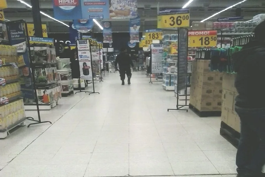Encontraron ratas en el supermercado Carrefour de calle Perú