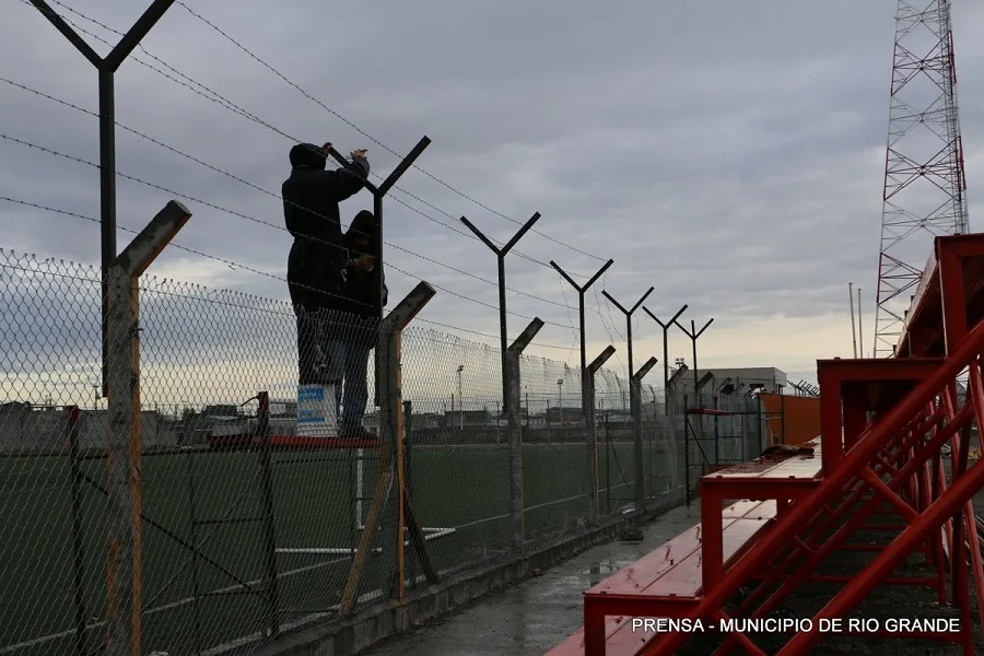 La Municipalidad acondiciona la cancha de césped sintético del AGP