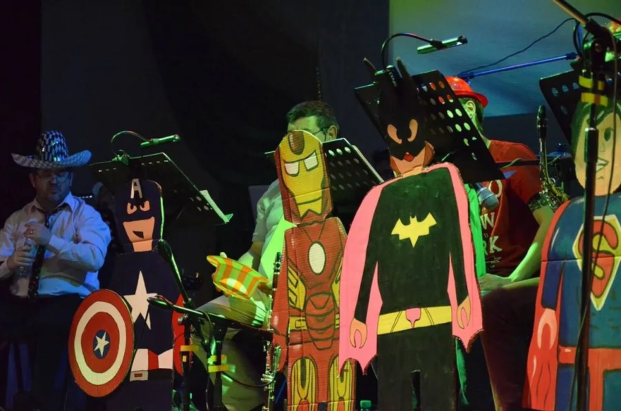 Ejemplo: La banda municipal de música, tocó para los chicos