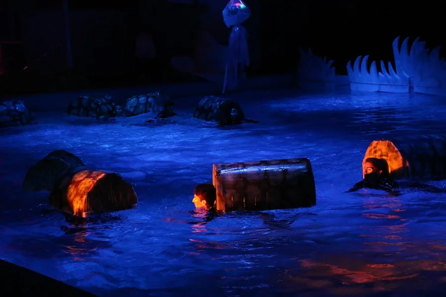El natatorio municipal presenta la obra de teatro "Piratas del Caribe"