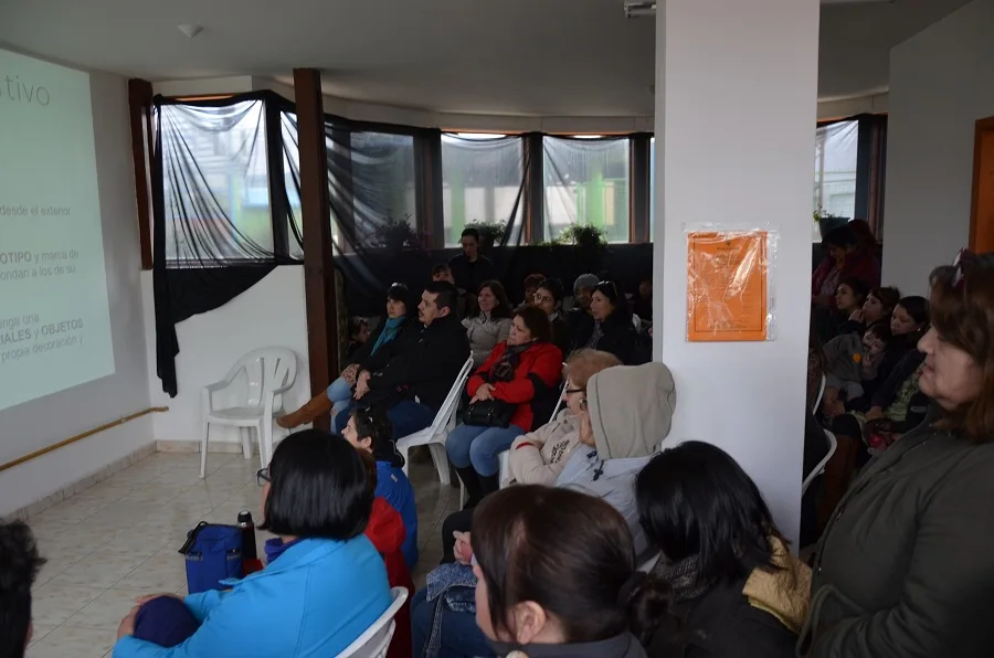 Emprendedores y Artesanos recibieron capacitación en armado de stands